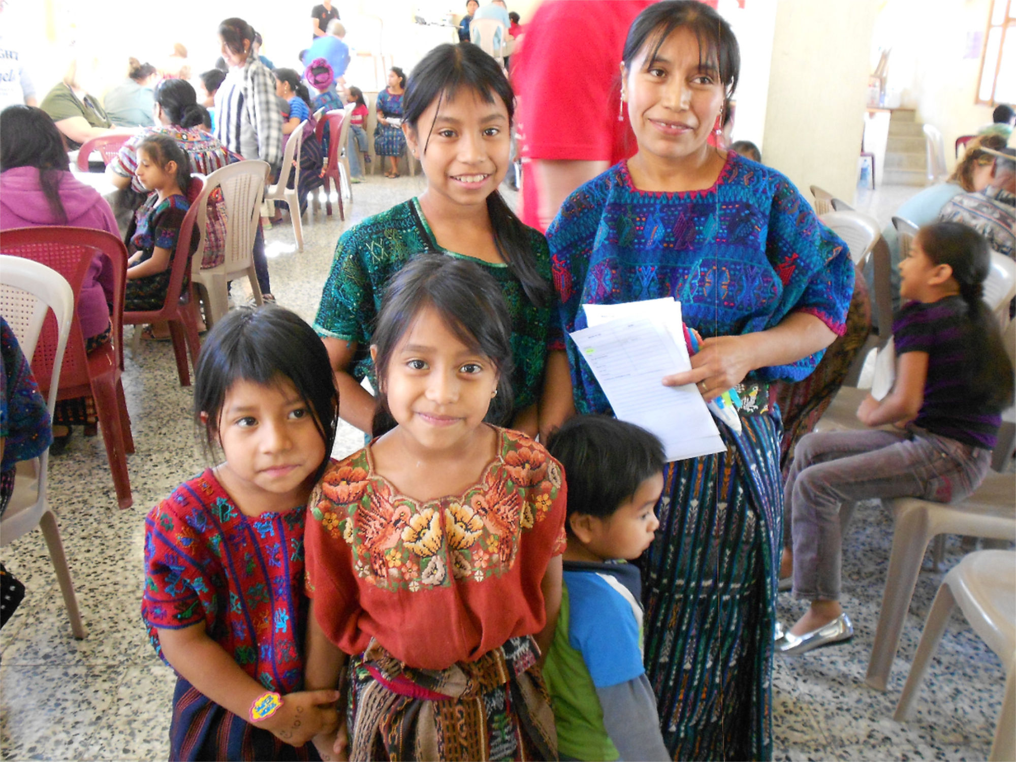 Groupe d’enfants souriants à la clinique infirmière communautaire